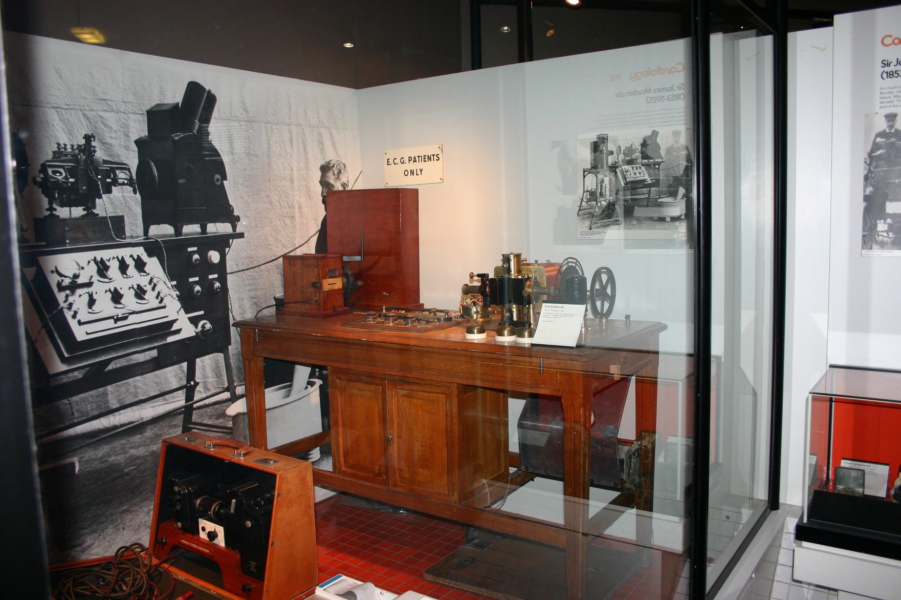 early ECG recorder, Science Museum, London (1).JPG